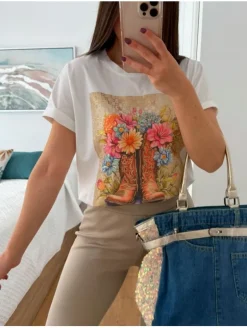 Camiseta blanca manga corta botas cowboy con flores/beige  (V07)