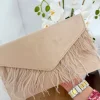 Cartera bolso de mano beige con plumas