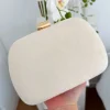 Clutch / bolso de mano beige  cierre dorado ante Miranda