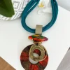 Collar cordón grande azul petróleo figura madera Charlie