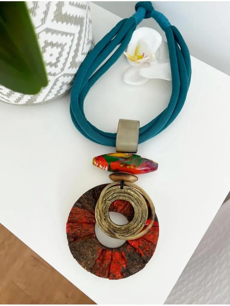 Collar cordón grande azul petróleo figura madera Charlie