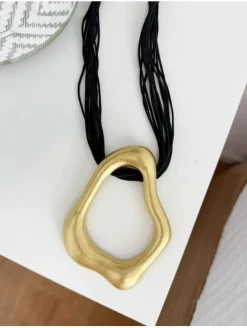 Collar cordón piel negra figura dorada
