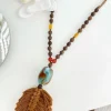 Collar largo cordón camel abalorios madera pompón desflecado Cleopatra