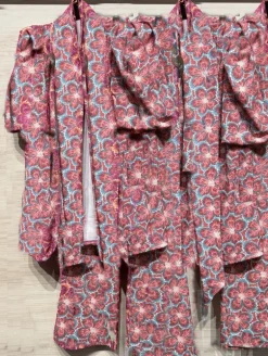 Conjunto traje chaqueta y pantalón Leyre tonos rosa y azules(D18)
